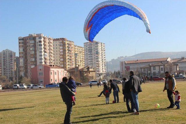 Paraşütle Uçarak Tohum Saçtılar