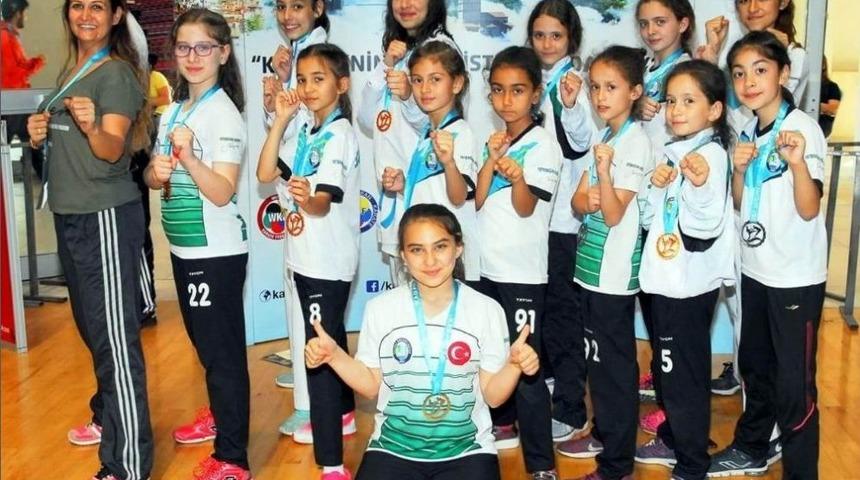 Salihlili Karateciler, İstanbul&rsquo;dan Madalyalarla D&ouml;nd&uuml;