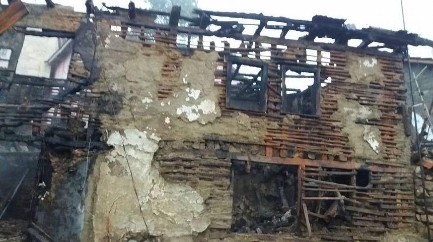 &Ccedil;ıkan Yangın Bir Evi K&uuml;l Etti