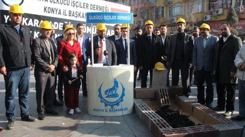 Temsili Mezara K&ouml;m&uuml;r D&ouml;k&uuml;p Madendeki İş Kazalarına Dikkat &Ccedil;ektiler