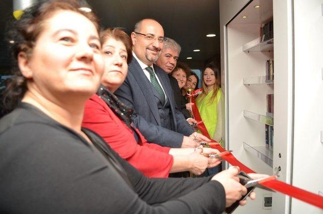 İzmir’in Yüzen Kütüphanesi Açıldı