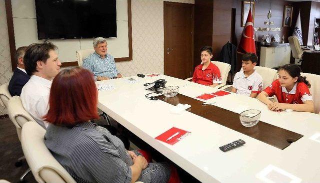 Başkan Karaosmanoğlu, Şampiyon Öğrencileri Ağırladı