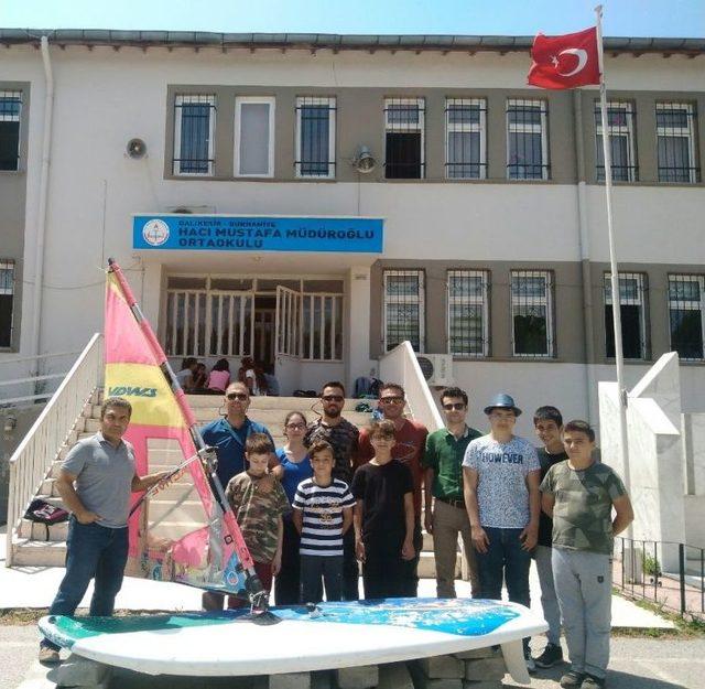 Burhaniye’de Ortaokul Öğrencilerine Sörf Eğitimi Verildi