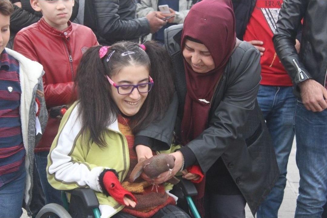 Engelliler G&uuml;n&uuml;&rsquo;n&uuml; G&uuml;vercin U&ccedil;urarak Kutladılar