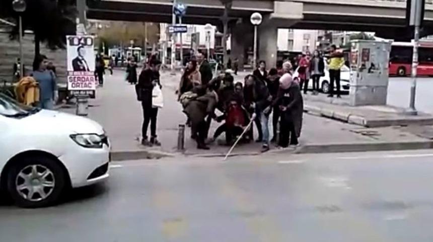 (&ouml;zel Haber) G&ouml;rme Engelli Genci Yere D&uuml;ş&uuml;rd&uuml;, Vatandaşlar Ger&ccedil;ek Sandı