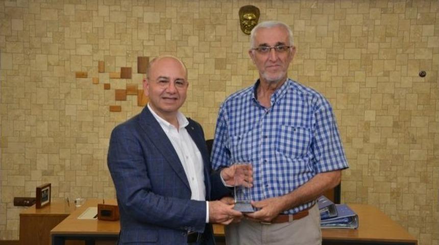 Saraoğlu&rsquo;ndan Belediye Meclis &Uuml;yelerine Plaket