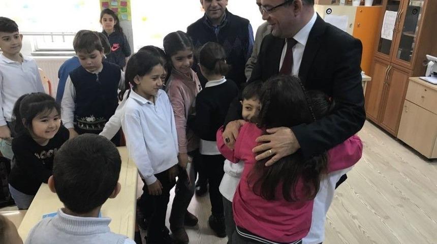 Burhaniye’de Kaymakam Öner, Öğrencilere Satranç Takımı Hediye Etti