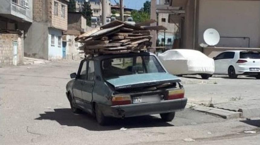 Kalıp Tahtaları Y&uuml;klenen Otomobil Tehlike Sa&ccedil;tı