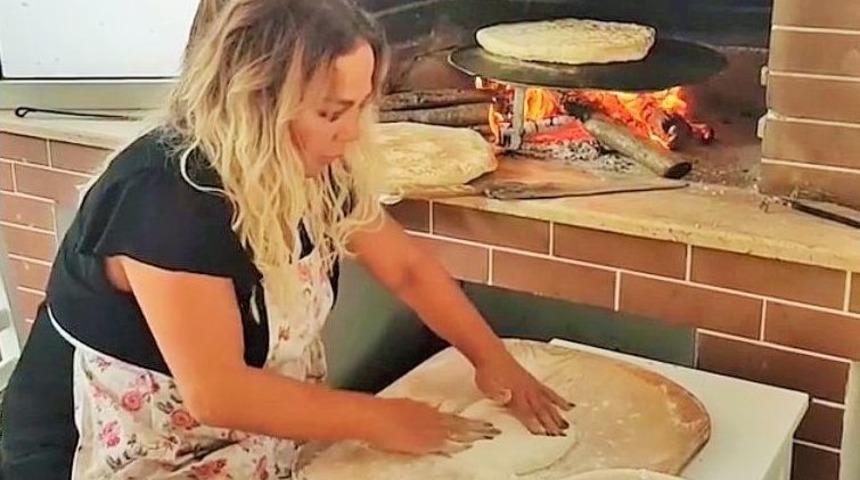 Safiye Soyman Hamur A&ccedil;ıp Ekmek Pişirdi