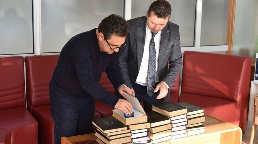 Et&uuml; K&uuml;t&uuml;phanesine Anlamlı Bağış