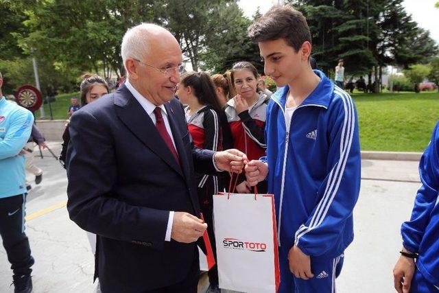 Başkan Yaşar, Öğrenciler Ve Paralimpik Milli Sporcuları Bir Araya Getirdi