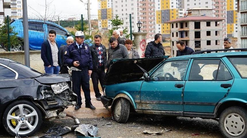 Yoldan Çıkan Araç, Park Halindeki Otomobile Çarptı: 3 Yaralı