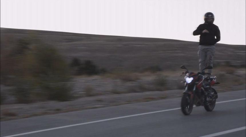 Motosiklet Tutkunundan Y&uuml;rekleri Ağza Getiren Hareketler