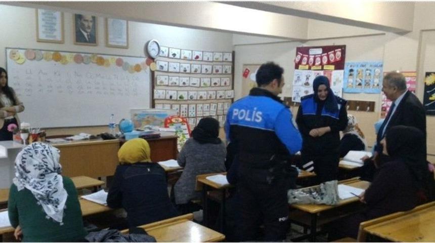 Polislerden Okuma Yazma Kurslarına Destek