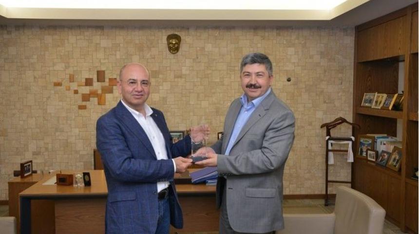 Belediye Başkanı Ak&ccedil;adurak&rsquo;tan Saraoğlu&rsquo;na Plaket