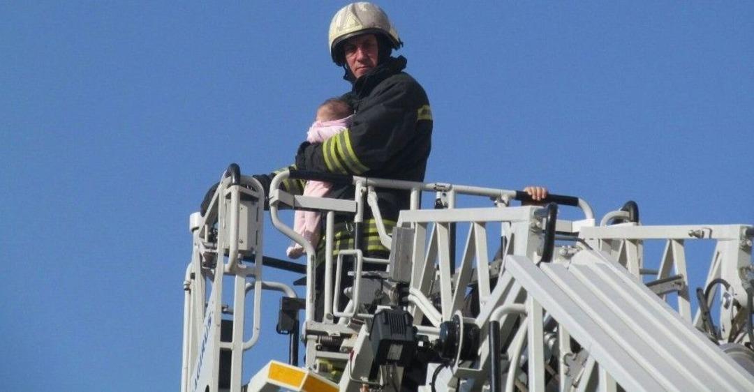 Yanan Binada Mahsur Kalan Vatandaşları İtfaiye Kurtardı