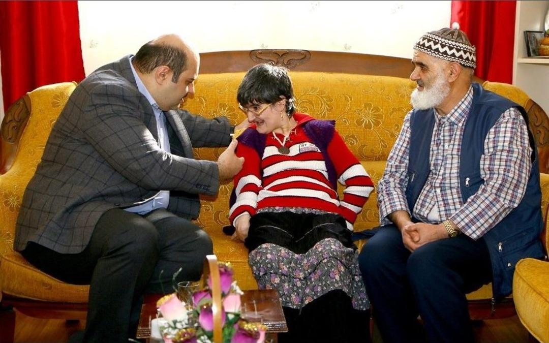 Başkan Orhan&rsquo;dan Engelliler G&uuml;n&uuml; Jesti