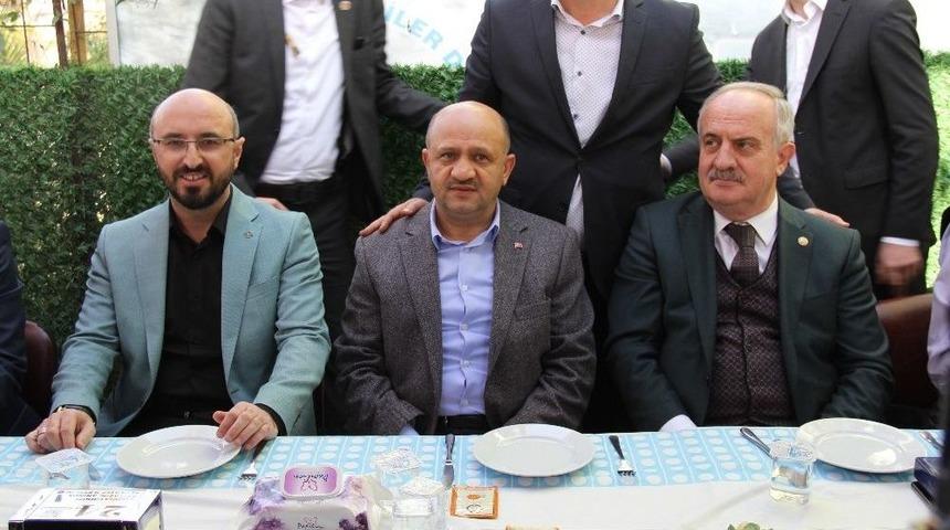 Başbakan Yardımcısı Işık Vatandaşlarla Hamsi Yedi