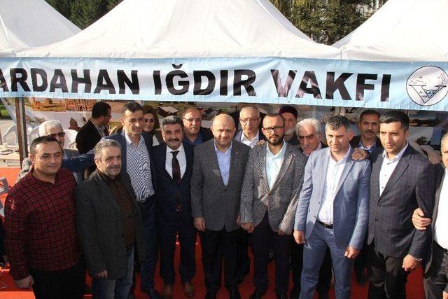 Başbakan Yardımcısı Işık Vatandaşlarla Hamsi Yedi