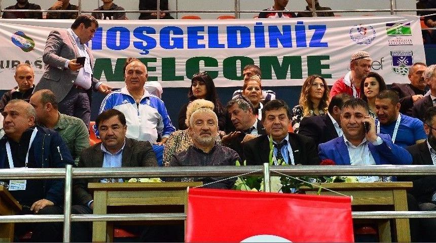 D&uuml;nya Kuraş Şampiyonası Heyecanı S&uuml;r&uuml;yor