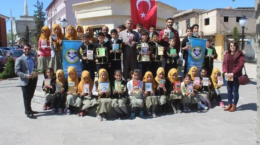 &Ouml;ğrenciler Parkta Kitap Okudu