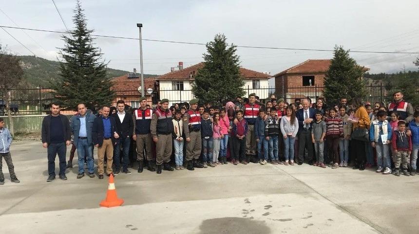 &Ouml;ğrencilere Trafik Kuralları Ve Tedbirler Anlatıldı