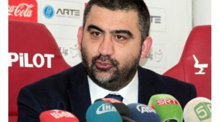 &Uuml;mit &Ouml;zat&rsquo;tan Kendisine Y&ouml;nelik Eleştirilere Sert Cevap
