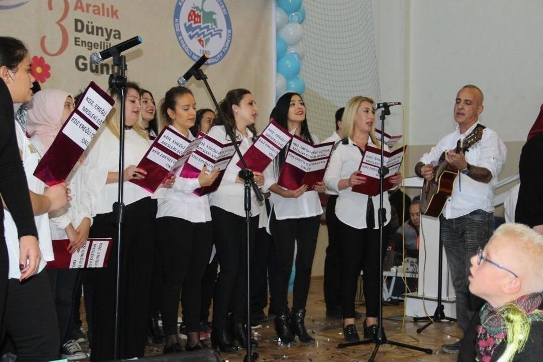 Engelli &Ouml;ğrencilerin G&ouml;sterileri B&uuml;y&uuml;k Alkış Aldı