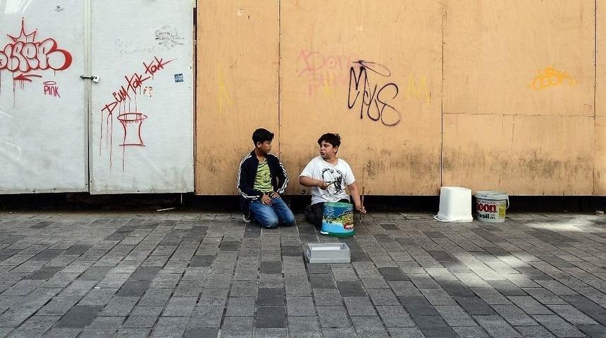 İstiklal Caddesi&rsquo;nde Yoğurt Kovasıyla M&uuml;zik Ş&ouml;leni