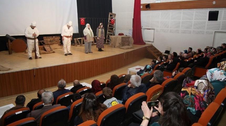 Torunlar, Dede Ve Nineleriyle Tiyatroda