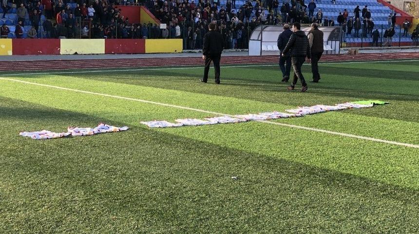 Yeşil Sahada İlgin&ccedil; Protesto