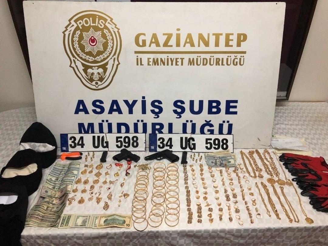 Kuyumcuyu Bir Bu&ccedil;uk Dakikada Soyan &Ccedil;etenin 4 Soyguna Daha Karıştığı Belirlendi