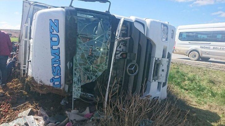 İnönü’de Çilek Yüklü Tır Devrildi G3