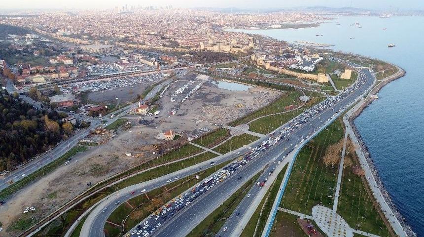 Kapatılan Sahil Yolunda Oluşan Trafik Havadan G&ouml;r&uuml;nt&uuml;lendi
