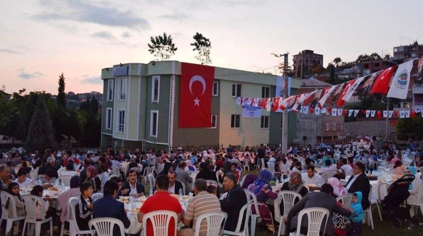 Dilovası&rsquo;nda Binlerce Vatandaş İftarda Buluştu