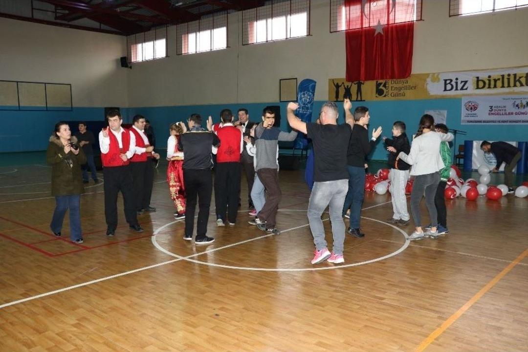 Engelliler G&ouml;n&uuml;llerince G&uuml;nlerini Kutladı