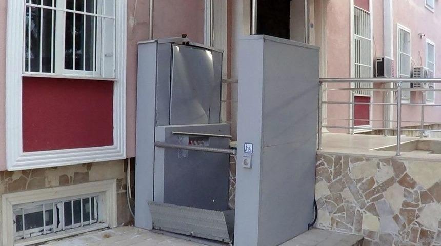 Engelliler G&uuml;n&uuml;&rsquo;nde Sandıklı&rsquo;da Skandal "asans&ouml;r" G&ouml;r&uuml;nt&uuml;s&uuml;