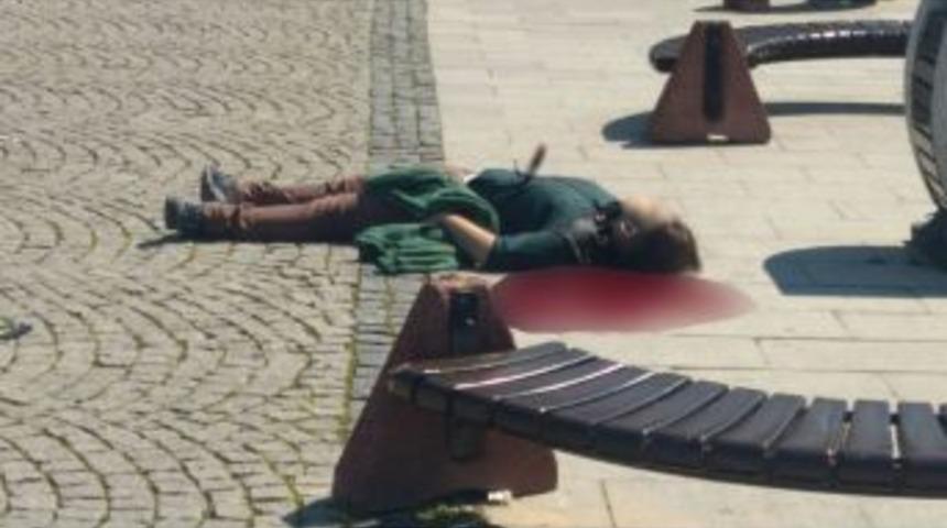 Önce Kalbinden Bıçakladı, Sonra Silahla Vurdu