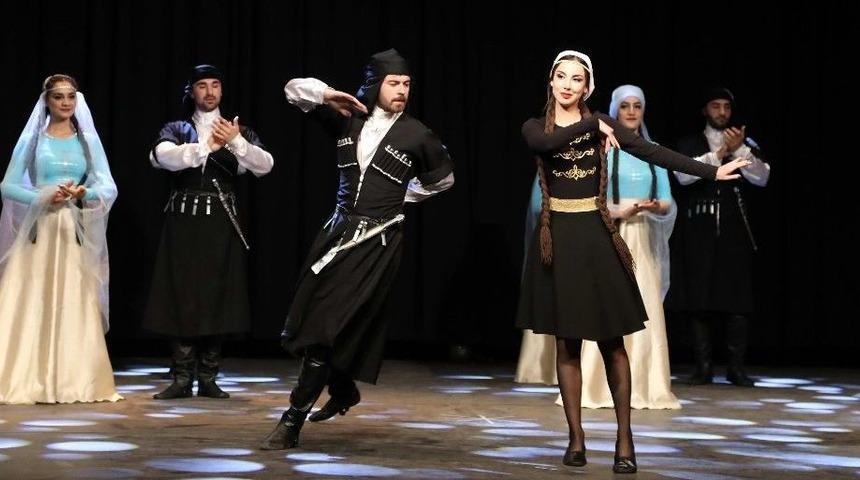 Ga&uuml;n&rsquo;de T&uuml;rk Halk Oyunları G&ouml;sterisine B&uuml;y&uuml;k İlgi