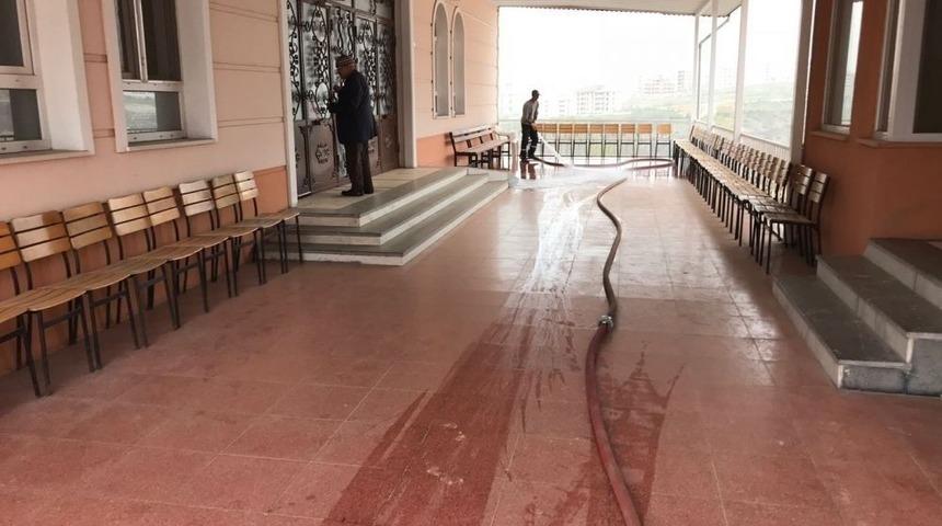 Cami Avluları G&uuml;l Suyuyla Yıkanıyor