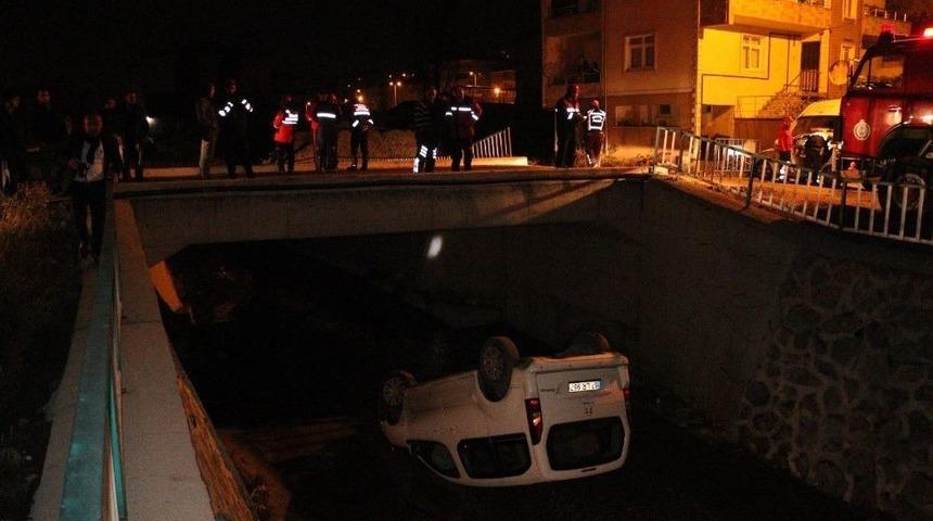 Alkoll&uuml; S&uuml;r&uuml;c&uuml; Kamyonetiyle Dereye U&ccedil;tu