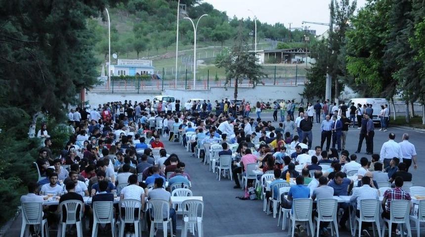 Rekt&ouml;r Durmuş İftarını &Ouml;ğrencilerle A&ccedil;tı