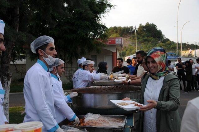 Rektör Durmuş İftarını Öğrencilerle Açtı