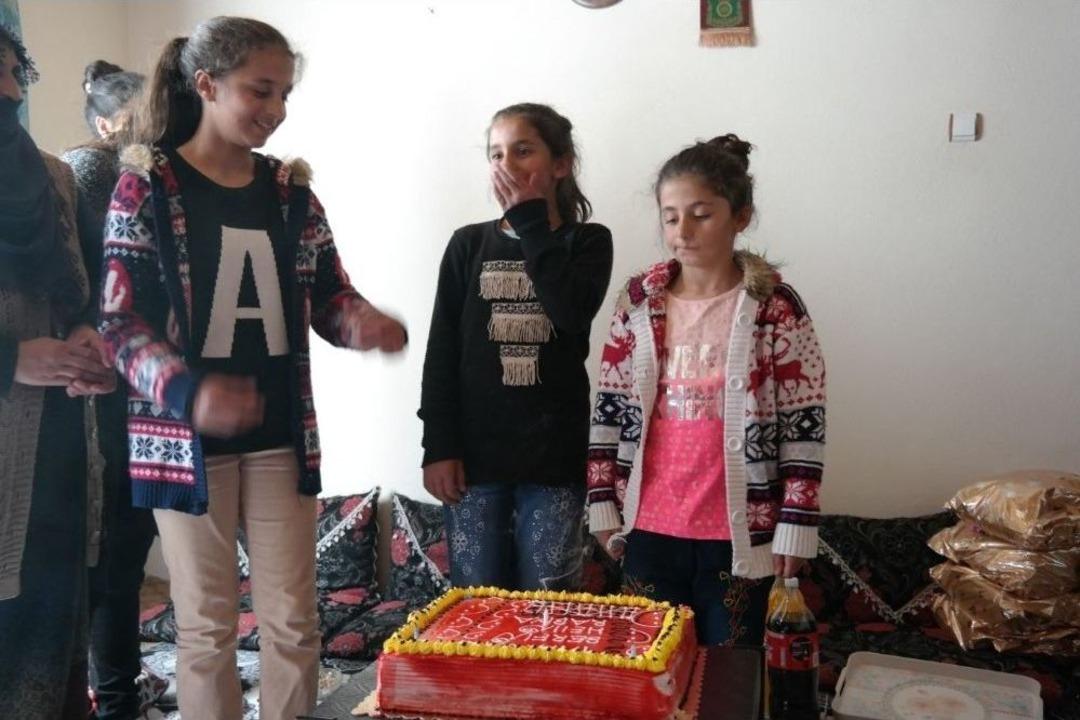 Lise &Ouml;ğretmenleri Ve &Ouml;ğrencilerinden Şehit Kızlarına Doğum G&uuml;n&uuml; S&uuml;rprizi