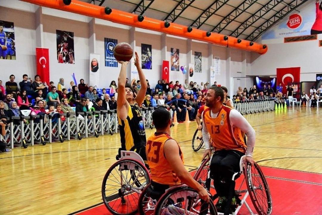 Galatasaray Ve Beylikd&uuml;z&uuml; Basketbol Takımı Farkındalık İ&ccedil;in Karşı Karşıya Geldi