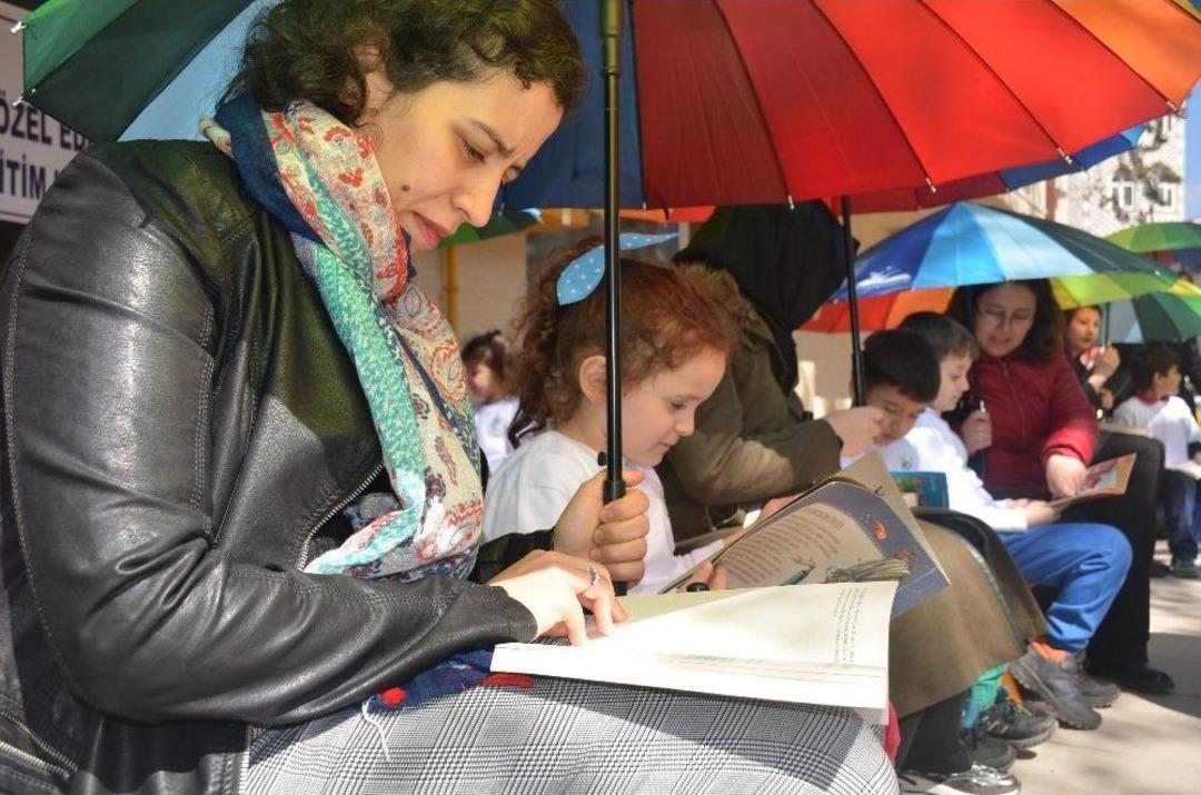 Rengarenk Şemsiyelerin Altında Kitap Okudular