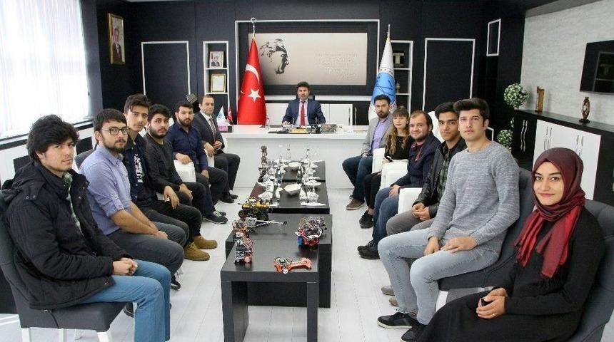 &Ouml;ğrenciler Rekt&ouml;r Karacoşkun&rsquo;a Projelerini Anlattı