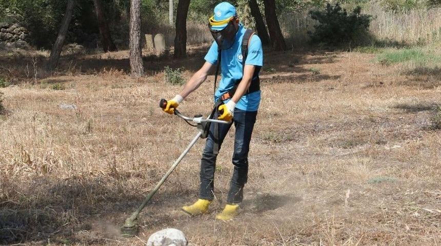 Manisa&rsquo;da Mezarlıklarda Bayram Hazırlığı
