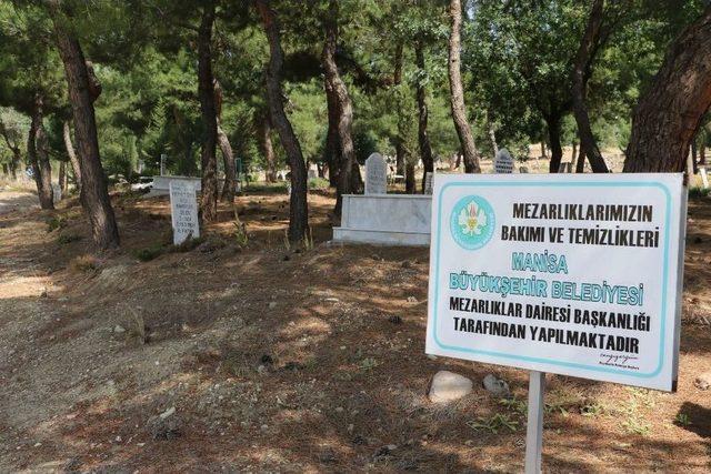 Manisa’da Mezarlıklarda Bayram Hazırlığı