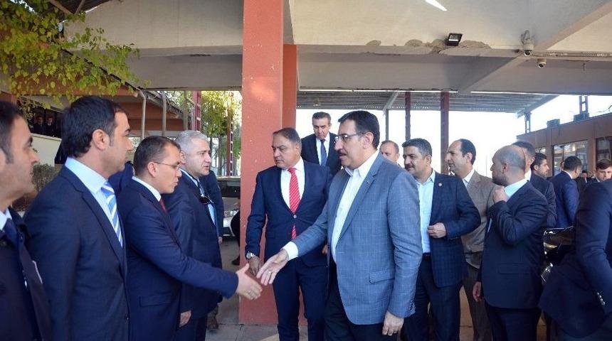 Bakan T&uuml;fenkci &Ouml;nc&uuml;pınar Sınır Kapısında İncelemelerde Bulundu